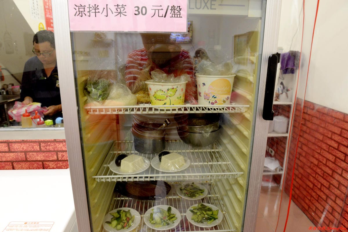 [基隆仁愛]老味坊 – 隱藏在孝三路巷內的好吃創意麵館,牛肉麵、水餃、滷菜都不錯,大推會爆汁的手工水餃,加了香菜的大白菜肉餡口味超好吃 !!