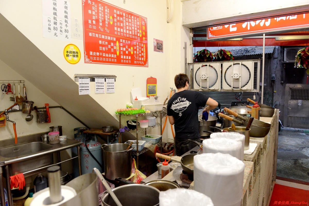 [基隆仁愛]老味坊 – 隱藏在孝三路巷內的好吃創意麵館,牛肉麵、水餃、滷菜都不錯,大推會爆汁的手工水餃,加了香菜的大白菜肉餡口味超好吃 !!
