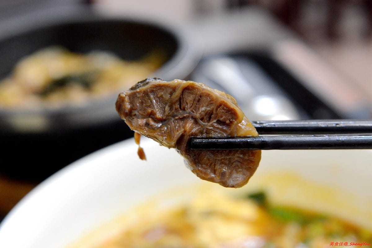 [基隆仁愛]老味坊 – 隱藏在孝三路巷內的好吃創意麵館,牛肉麵、水餃、滷菜都不錯,大推會爆汁的手工水餃,加了香菜的大白菜肉餡口味超好吃 !!