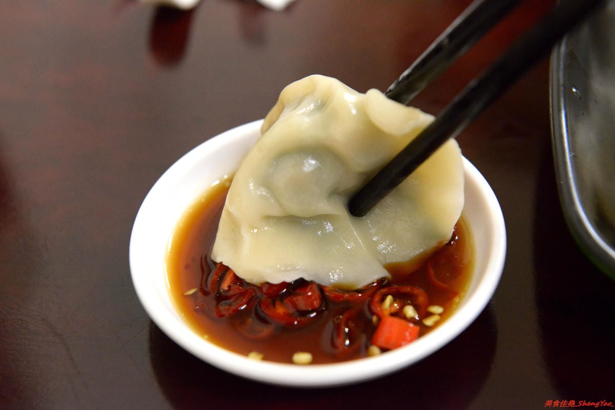 [基隆仁愛]老味坊 – 隱藏在孝三路巷內的好吃創意麵館,牛肉麵、水餃、滷菜都不錯,大推會爆汁的手工水餃,加了香菜的大白菜肉餡口味超好吃 !!