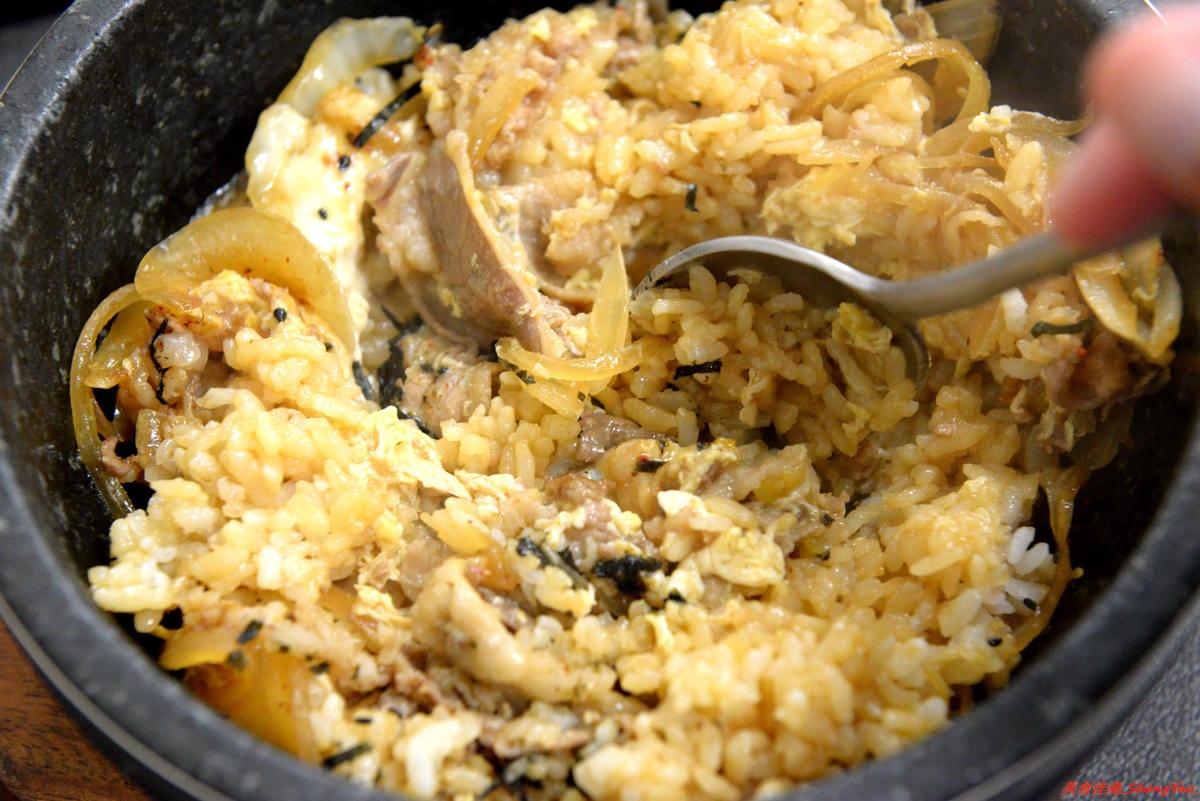 [基隆仁愛]老味坊 – 隱藏在孝三路巷內的好吃創意麵館,牛肉麵、水餃、滷菜都不錯,大推會爆汁的手工水餃,加了香菜的大白菜肉餡口味超好吃 !!