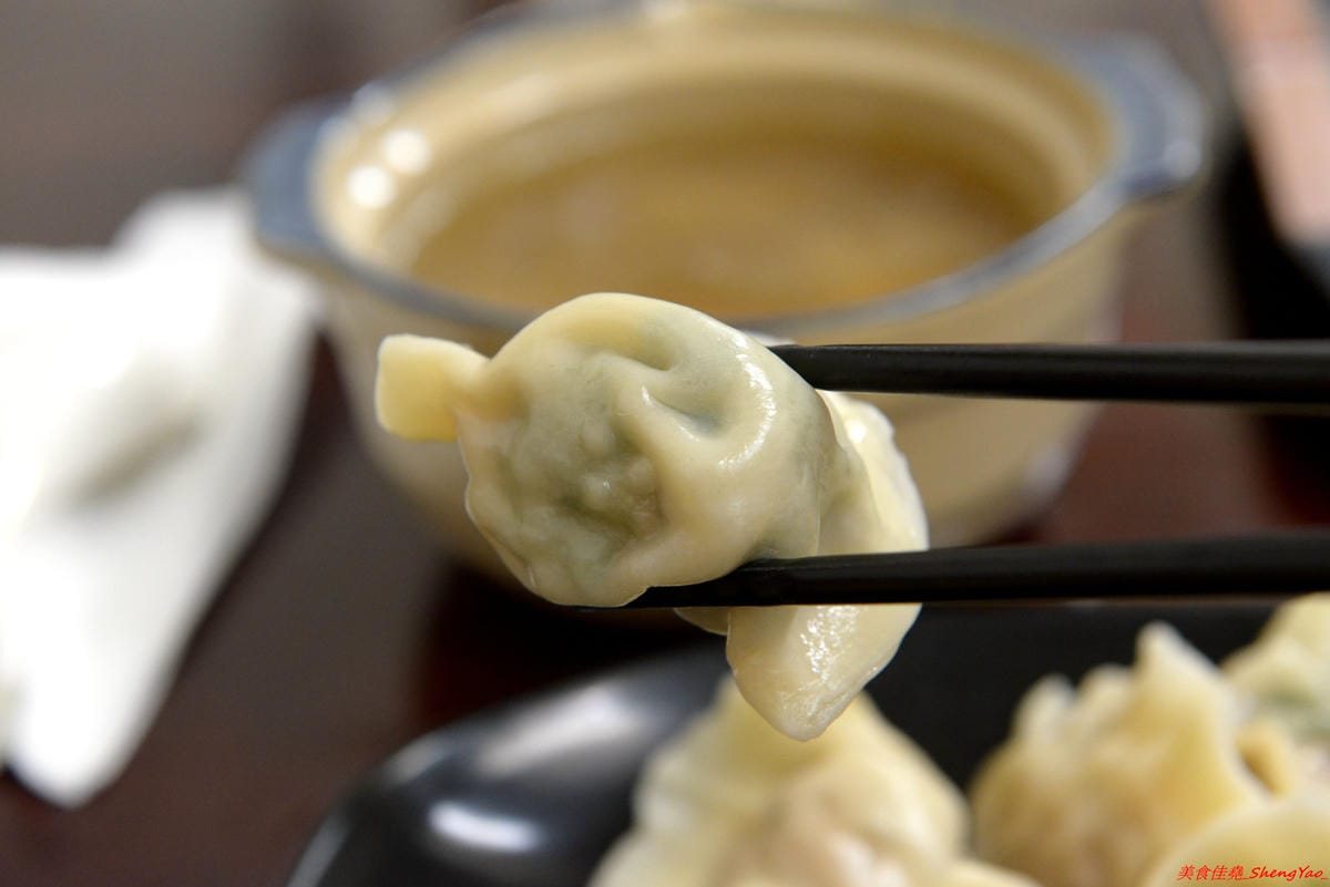 [基隆仁愛]老味坊 – 隱藏在孝三路巷內的好吃創意麵館,牛肉麵、水餃、滷菜都不錯,大推會爆汁的手工水餃,加了香菜的大白菜肉餡口味超好吃 !!