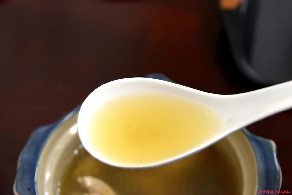 [基隆仁愛]老味坊 – 隱藏在孝三路巷內的好吃創意麵館,牛肉麵、水餃、滷菜都不錯,大推會爆汁的手工水餃,加了香菜的大白菜肉餡口味超好吃 !!
