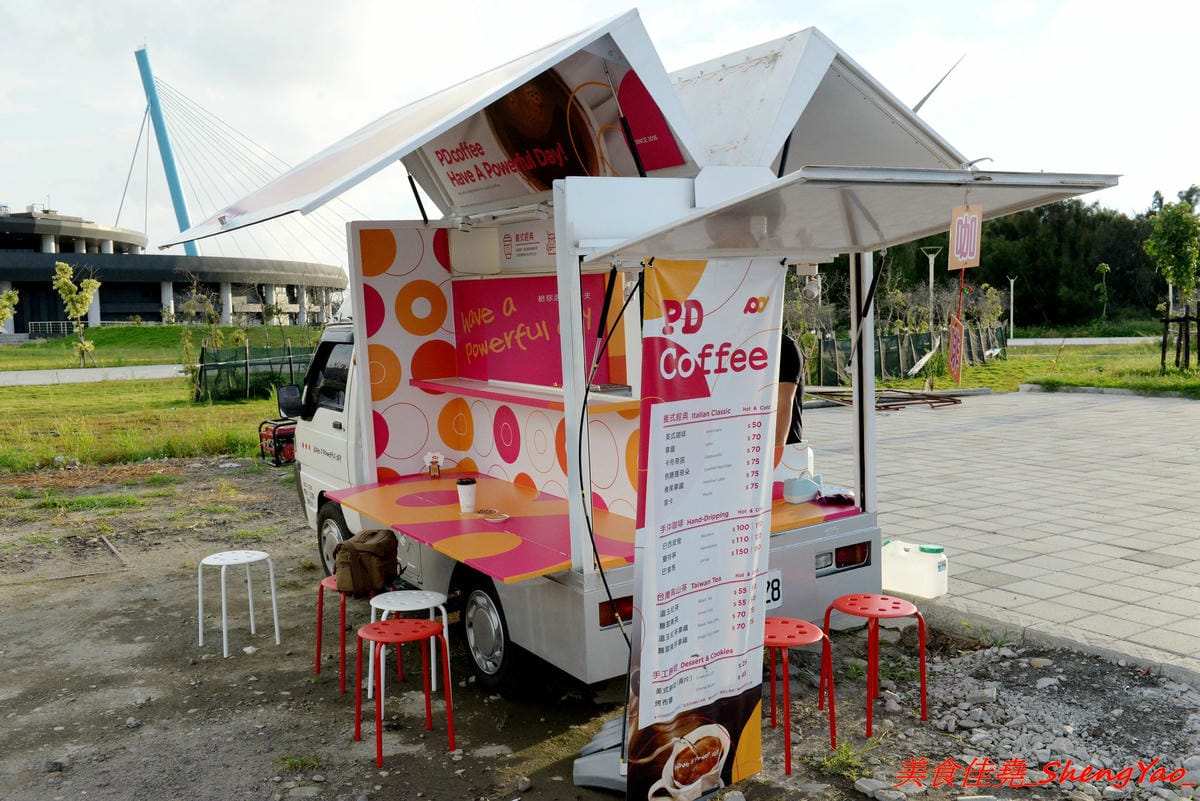 [台中清水]PD COFFEE 胖弟咖啡 – 懷抱夢想的行動咖啡車,有義式也有手沖,茶類使用台灣在地茶葉,紅茶和青茶可續杯,位在高美濕地上,邊喝邊看夕陽感覺很棒。(已歇業)