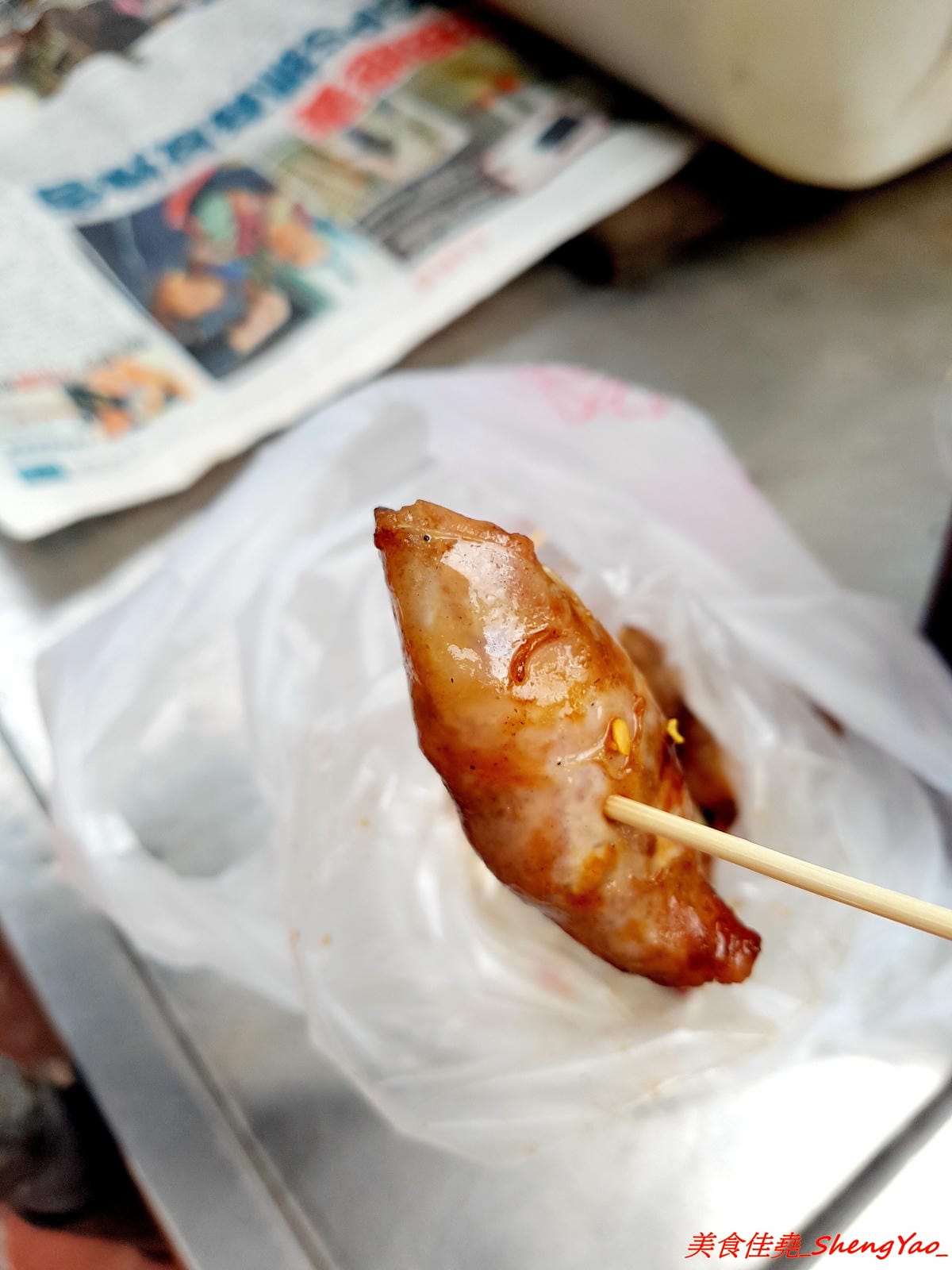 [基隆仁愛]南榮路阿嬤烤香腸 – 南榮路上賣了50年的烤香腸攤,一條10元的香噴噴現烤手工香腸,幾條香腸再配上隔壁阿公賣的紅茶豆漿烏梅汁一起吃根本是絕配。