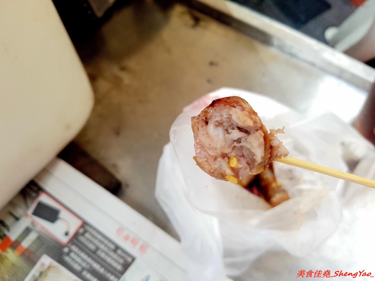 [基隆仁愛]南榮路阿嬤烤香腸 – 南榮路上賣了50年的烤香腸攤,一條10元的香噴噴現烤手工香腸,幾條香腸再配上隔壁阿公賣的紅茶豆漿烏梅汁一起吃根本是絕配。