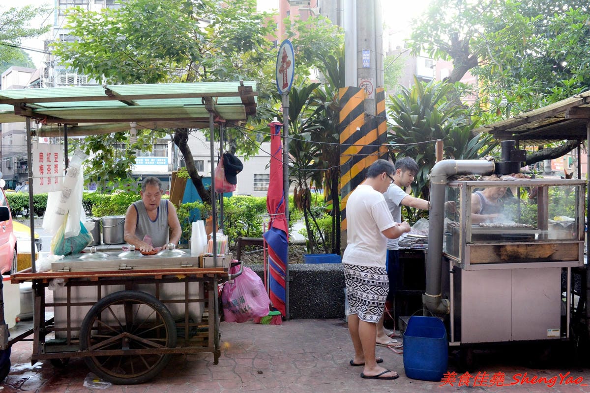 [基隆仁愛]南榮路阿嬤烤香腸 – 南榮路上賣了50年的烤香腸攤,一條10元的香噴噴現烤手工香腸,幾條香腸再配上隔壁阿公賣的紅茶豆漿烏梅汁一起吃根本是絕配。