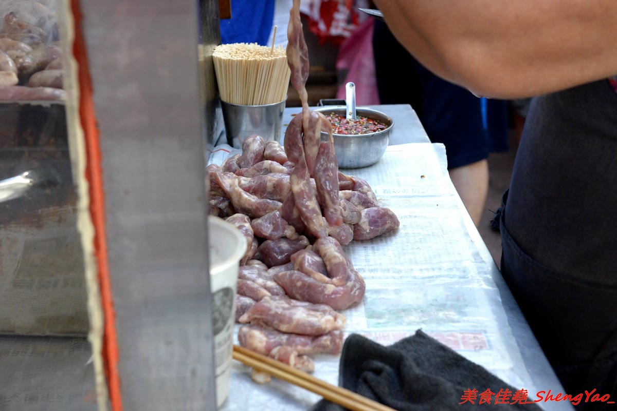 [基隆仁愛]南榮路阿嬤烤香腸 – 南榮路上賣了50年的烤香腸攤,一條10元的香噴噴現烤手工香腸,幾條香腸再配上隔壁阿公賣的紅茶豆漿烏梅汁一起吃根本是絕配。