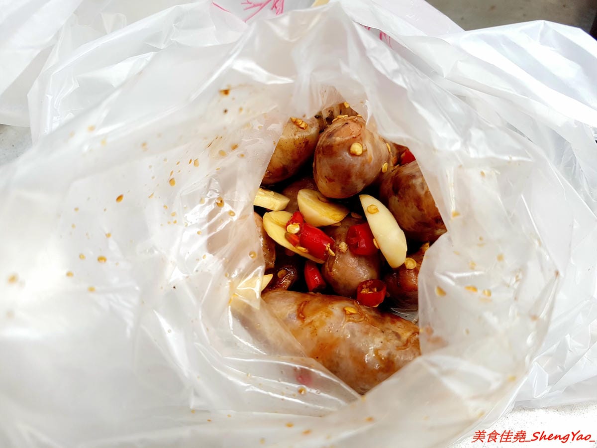 [基隆仁愛]南榮路阿嬤烤香腸 – 南榮路上賣了50年的烤香腸攤,一條10元的香噴噴現烤手工香腸,幾條香腸再配上隔壁阿公賣的紅茶豆漿烏梅汁一起吃根本是絕配。