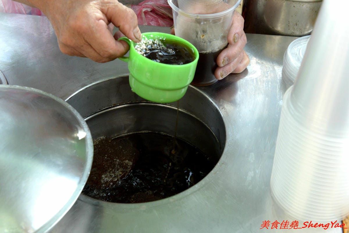 [基隆仁愛]南榮路阿嬤烤香腸 – 南榮路上賣了50年的烤香腸攤,一條10元的香噴噴現烤手工香腸,幾條香腸再配上隔壁阿公賣的紅茶豆漿烏梅汁一起吃根本是絕配。