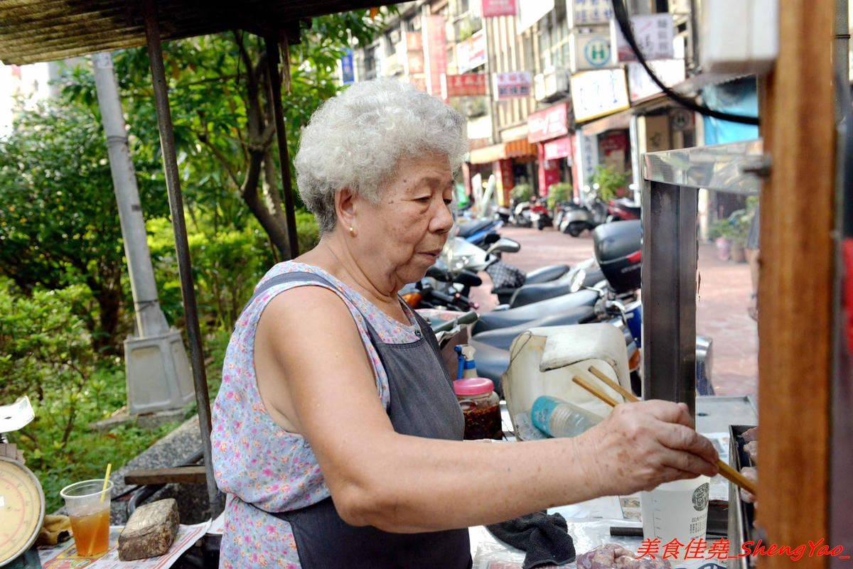 [基隆仁愛]南榮路阿嬤烤香腸 – 南榮路上賣了50年的烤香腸攤,一條10元的香噴噴現烤手工香腸,幾條香腸再配上隔壁阿公賣的紅茶豆漿烏梅汁一起吃根本是絕配。