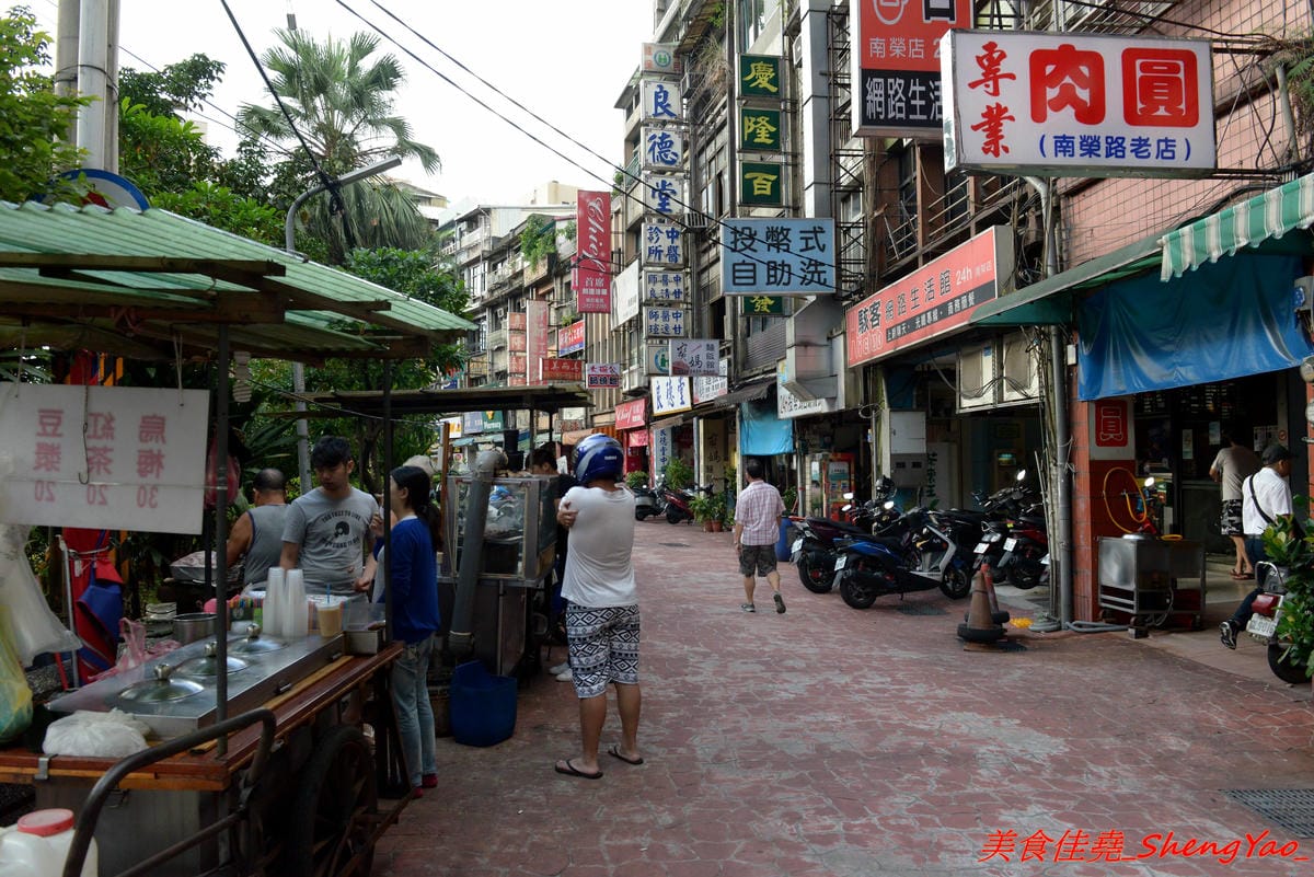 [基隆仁愛]南榮路阿嬤烤香腸 – 南榮路上賣了50年的烤香腸攤,一條10元的香噴噴現烤手工香腸,幾條香腸再配上隔壁阿公賣的紅茶豆漿烏梅汁一起吃根本是絕配。