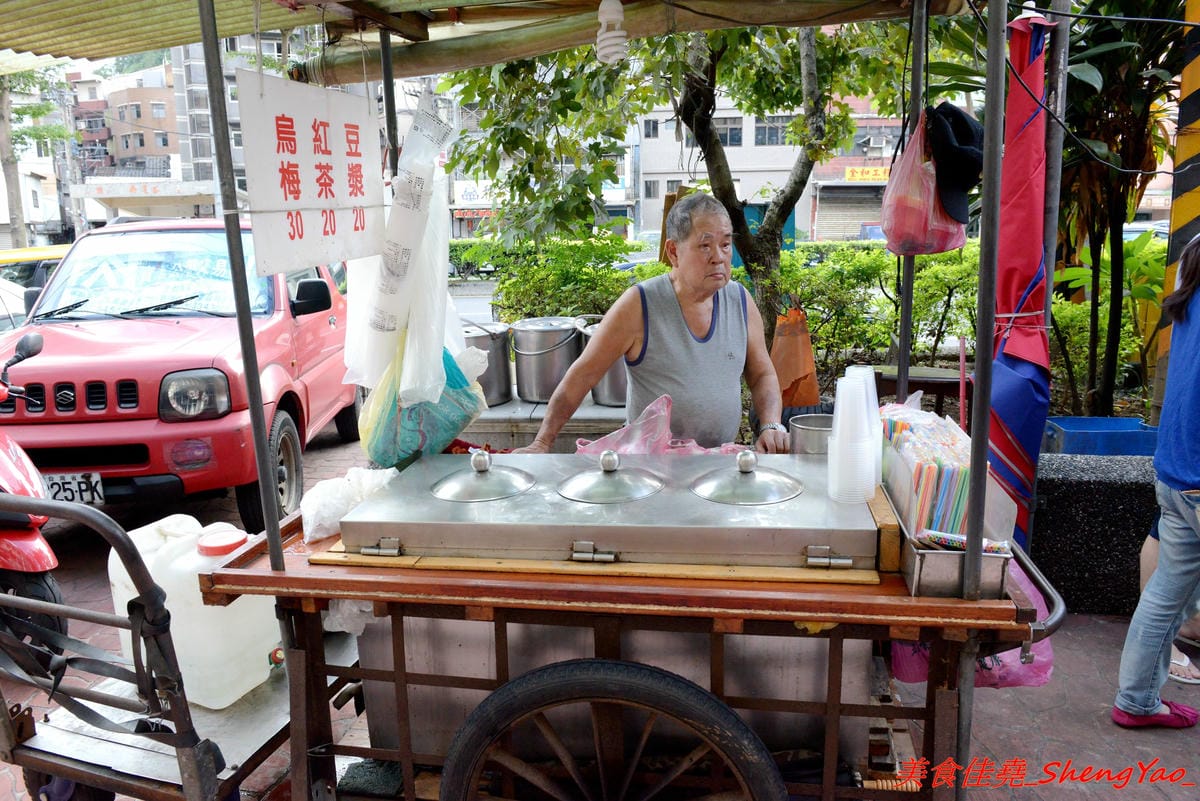 [基隆仁愛]南榮路阿嬤烤香腸 – 南榮路上賣了50年的烤香腸攤,一條10元的香噴噴現烤手工香腸,幾條香腸再配上隔壁阿公賣的紅茶豆漿烏梅汁一起吃根本是絕配。