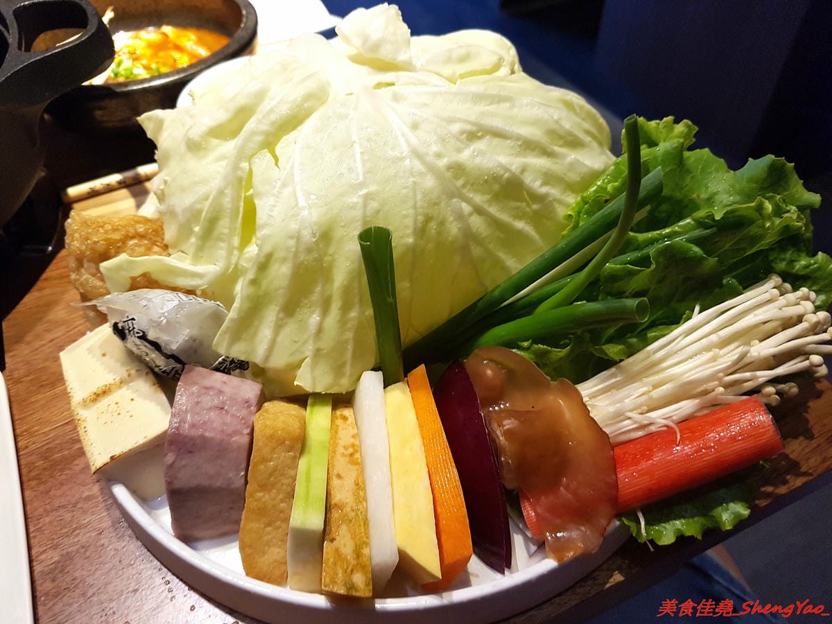 [台中沙鹿]十二段鍋物 – 彰化開上來的精緻鍋物餐廳,迷你版”輕井澤”,店內氣氛佳,用餐不限時間,東西還不錯吃,食材新鮮,價位也不會太貴,目前消費後填問券調查表就有送85折優待券一張。