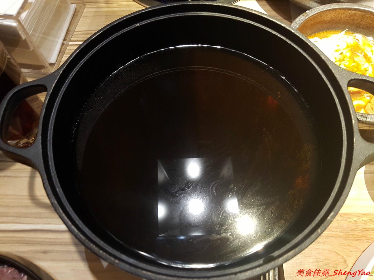[台中沙鹿]十二段鍋物 – 彰化開上來的精緻鍋物餐廳,迷你版”輕井澤”,店內氣氛佳,用餐不限時間,東西還不錯吃,食材新鮮,價位也不會太貴,目前消費後填問券調查表就有送85折優待券一張。