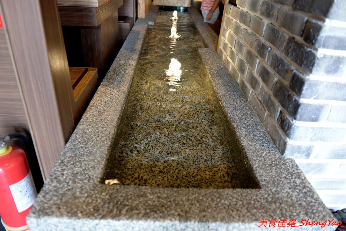 [台中沙鹿]十二段鍋物 – 彰化開上來的精緻鍋物餐廳,迷你版”輕井澤”,店內氣氛佳,用餐不限時間,東西還不錯吃,食材新鮮,價位也不會太貴,目前消費後填問券調查表就有送85折優待券一張。