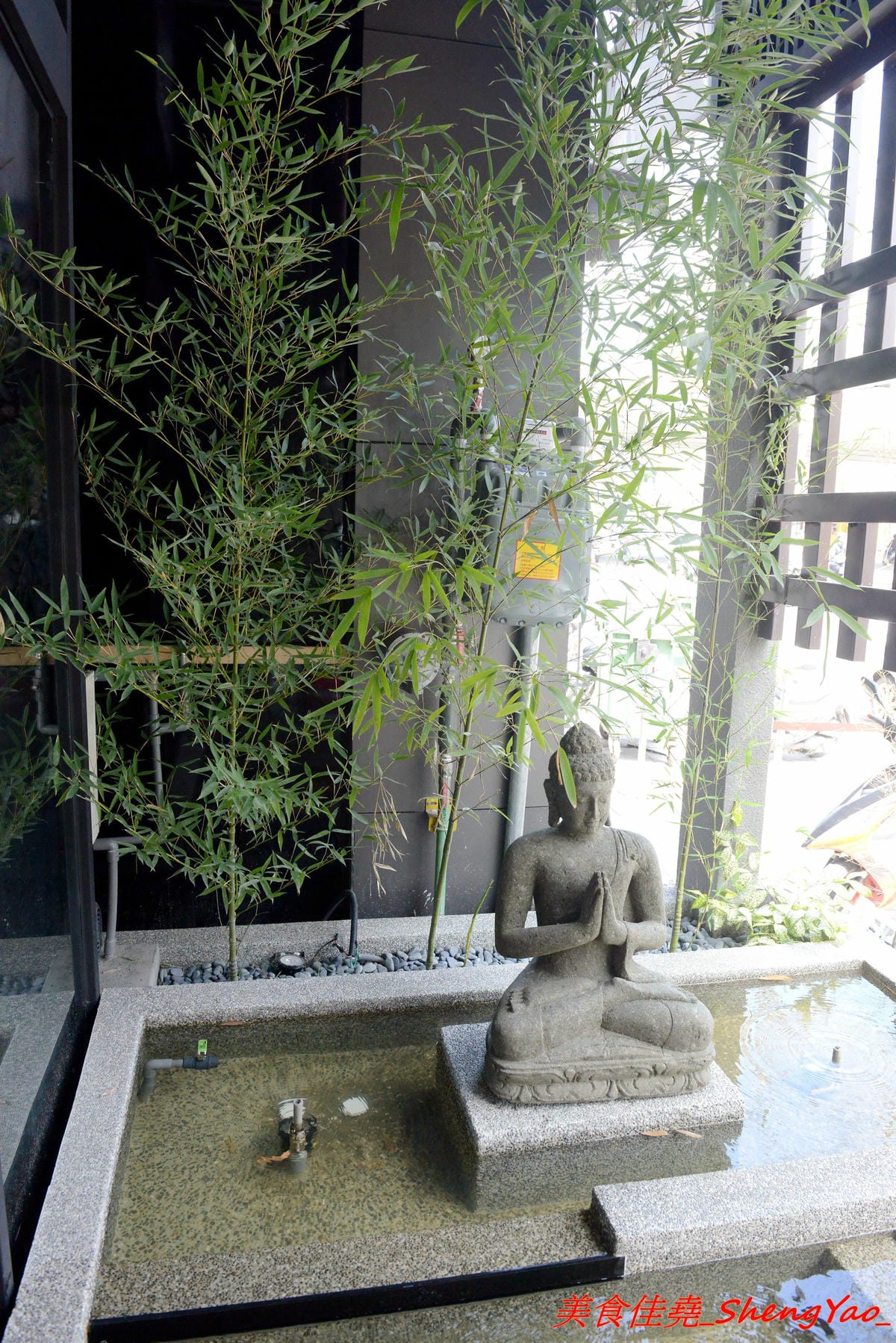 [台中沙鹿]十二段鍋物 – 彰化開上來的精緻鍋物餐廳,迷你版”輕井澤”,店內氣氛佳,用餐不限時間,東西還不錯吃,食材新鮮,價位也不會太貴,目前消費後填問券調查表就有送85折優待券一張。