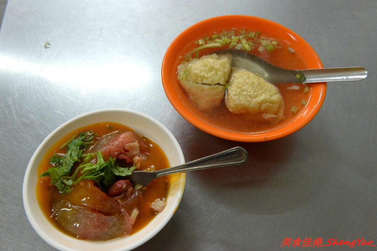 [基隆仁愛]南榮路專業肉圓 & 林家麵線羹 – 南榮路有名的兩家老店小吃,肉圓外皮Q餡好吃,配豆干包湯超搭,麵線羹有加肉丁非常少見,美食節目曾介紹過。