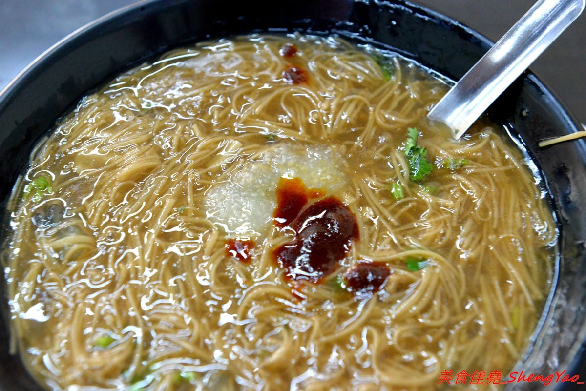 [基隆仁愛]南榮路專業肉圓 & 林家麵線羹 – 南榮路有名的兩家老店小吃,肉圓外皮Q餡好吃,配豆干包湯超搭,麵線羹有加肉丁非常少見,美食節目曾介紹過。