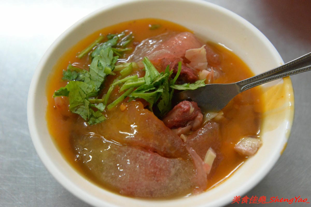[基隆仁愛]南榮路專業肉圓 & 林家麵線羹 – 南榮路有名的兩家老店小吃,肉圓外皮Q餡好吃,配豆干包湯超搭,麵線羹有加肉丁非常少見,美食節目曾介紹過。