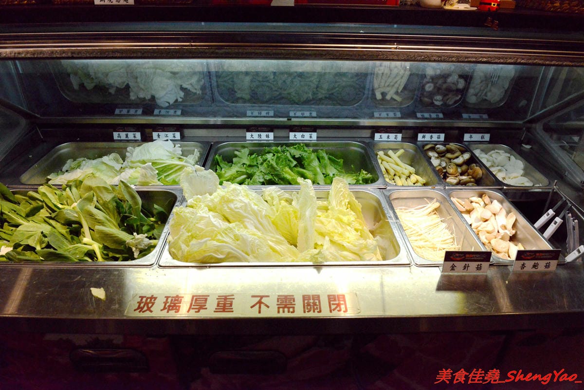 [基隆中正]魯山人和風壽喜鍋物 – 基隆好吃的壽喜燒鍋物吃到飽,海鮮食材新鮮、肉類品質不錯,自助吧東西豐富,相對價位合理,晚上還可以看夜景,聚餐好地方。(已歇業)
