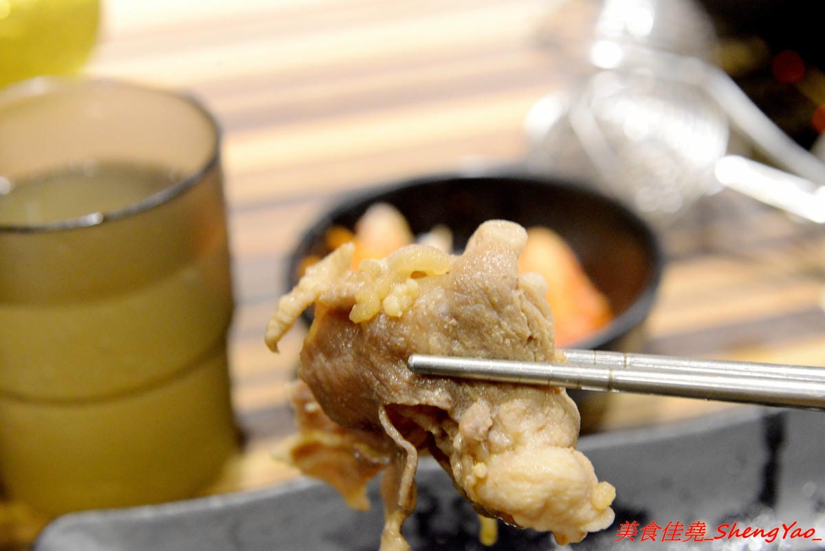 [基隆中正]魯山人和風壽喜鍋物 – 基隆好吃的壽喜燒鍋物吃到飽,海鮮食材新鮮、肉類品質不錯,自助吧東西豐富,相對價位合理,晚上還可以看夜景,聚餐好地方。(已歇業)