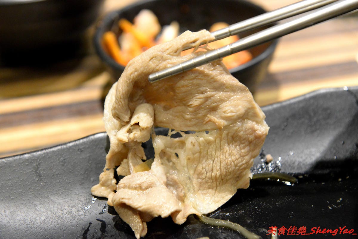 [基隆中正]魯山人和風壽喜鍋物 – 基隆好吃的壽喜燒鍋物吃到飽,海鮮食材新鮮、肉類品質不錯,自助吧東西豐富,相對價位合理,晚上還可以看夜景,聚餐好地方。(已歇業)