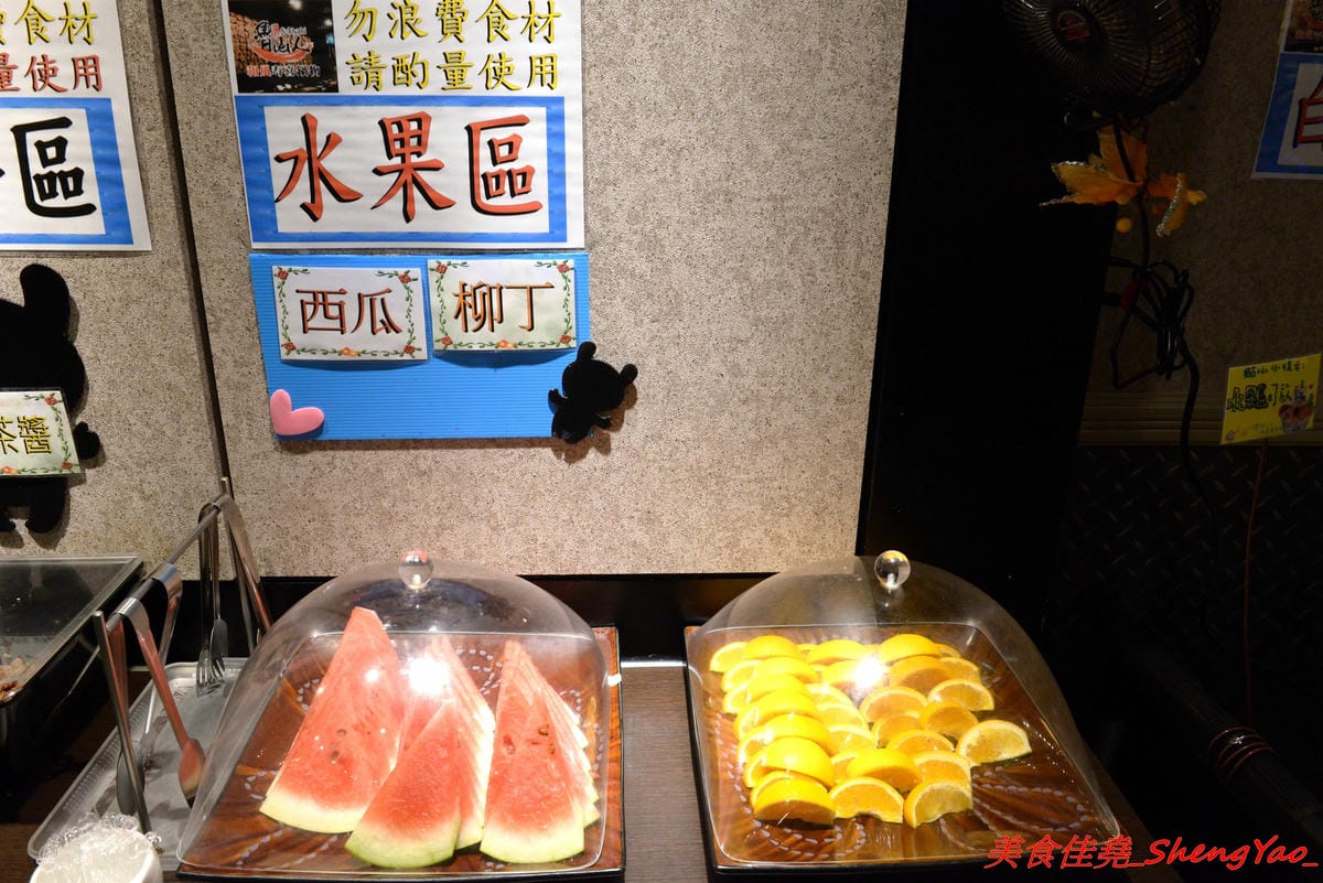 [基隆中正]魯山人和風壽喜鍋物 – 基隆好吃的壽喜燒鍋物吃到飽,海鮮食材新鮮、肉類品質不錯,自助吧東西豐富,相對價位合理,晚上還可以看夜景,聚餐好地方。(已歇業)