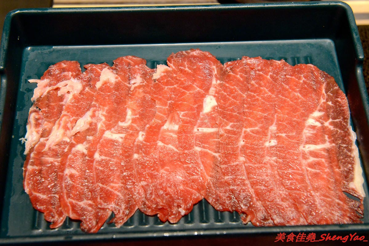 [基隆中正]魯山人和風壽喜鍋物 – 基隆好吃的壽喜燒鍋物吃到飽,海鮮食材新鮮、肉類品質不錯,自助吧東西豐富,相對價位合理,晚上還可以看夜景,聚餐好地方。(已歇業)