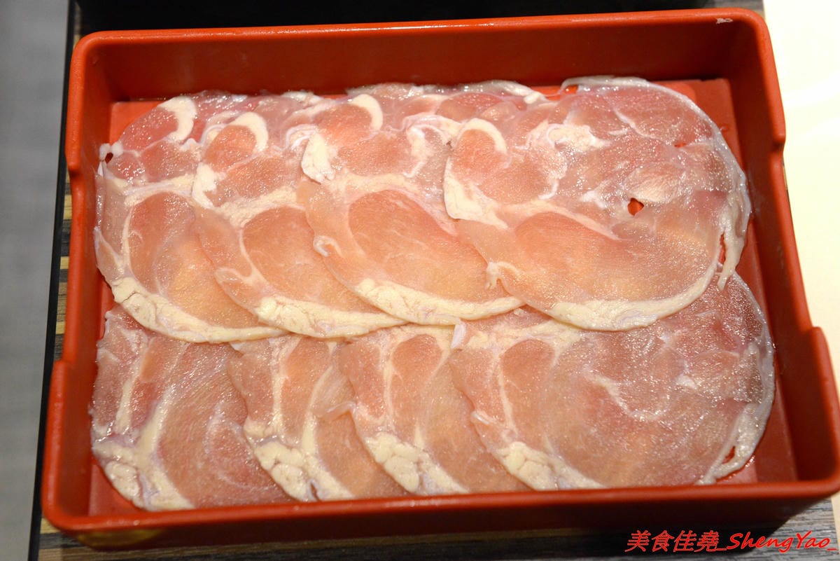 [基隆中正]魯山人和風壽喜鍋物 – 基隆好吃的壽喜燒鍋物吃到飽,海鮮食材新鮮、肉類品質不錯,自助吧東西豐富,相對價位合理,晚上還可以看夜景,聚餐好地方。(已歇業)