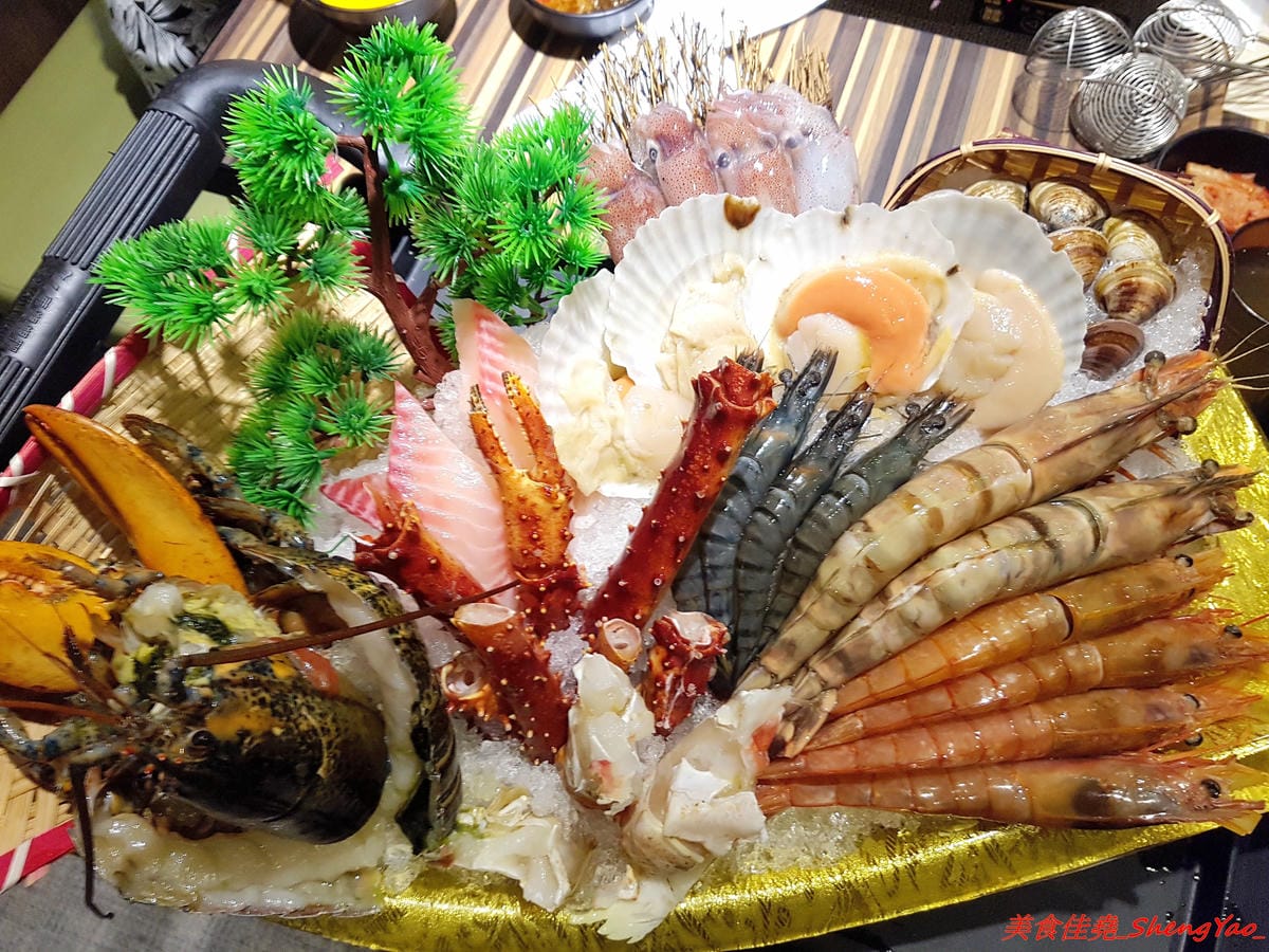 [基隆中正]魯山人和風壽喜鍋物 – 基隆好吃的壽喜燒鍋物吃到飽,海鮮食材新鮮、肉類品質不錯,自助吧東西豐富,相對價位合理,晚上還可以看夜景,聚餐好地方。(已歇業)