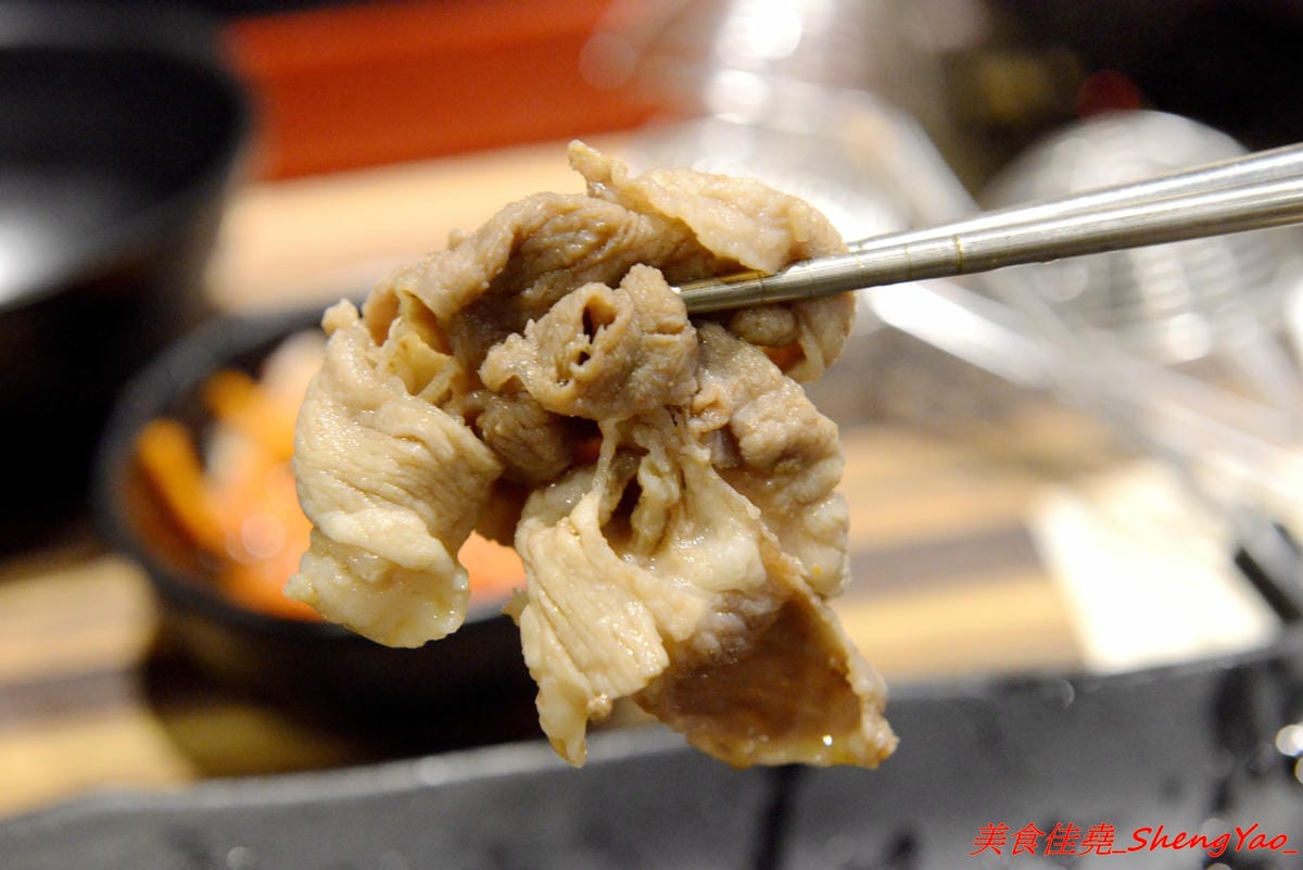 [基隆中正]魯山人和風壽喜鍋物 – 基隆好吃的壽喜燒鍋物吃到飽,海鮮食材新鮮、肉類品質不錯,自助吧東西豐富,相對價位合理,晚上還可以看夜景,聚餐好地方。(已歇業)