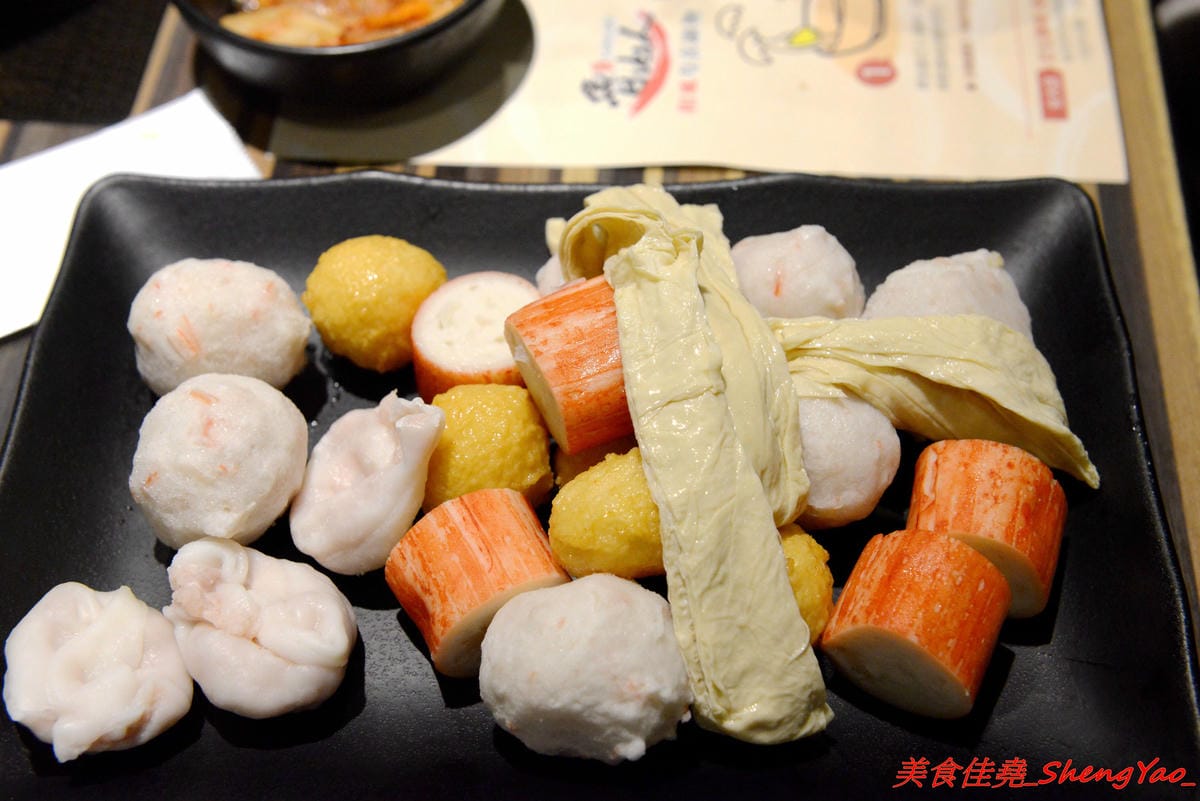 [基隆中正]魯山人和風壽喜鍋物 – 基隆好吃的壽喜燒鍋物吃到飽,海鮮食材新鮮、肉類品質不錯,自助吧東西豐富,相對價位合理,晚上還可以看夜景,聚餐好地方。(已歇業)