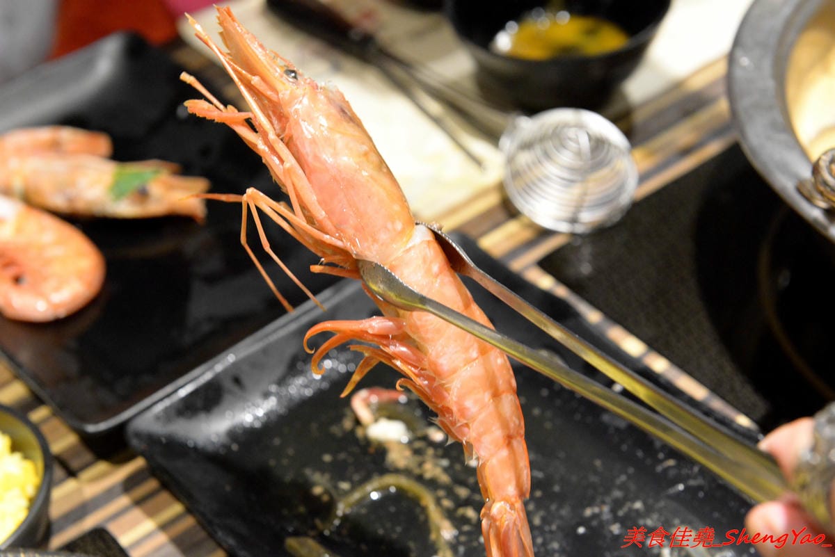 [基隆中正]魯山人和風壽喜鍋物 – 基隆好吃的壽喜燒鍋物吃到飽,海鮮食材新鮮、肉類品質不錯,自助吧東西豐富,相對價位合理,晚上還可以看夜景,聚餐好地方。(已歇業)