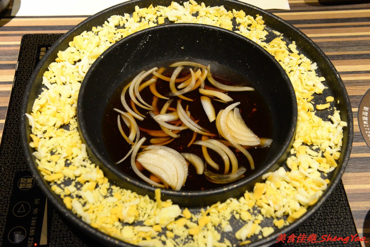 [基隆中正]魯山人和風壽喜鍋物 – 基隆好吃的壽喜燒鍋物吃到飽,海鮮食材新鮮、肉類品質不錯,自助吧東西豐富,相對價位合理,晚上還可以看夜景,聚餐好地方。(已歇業)