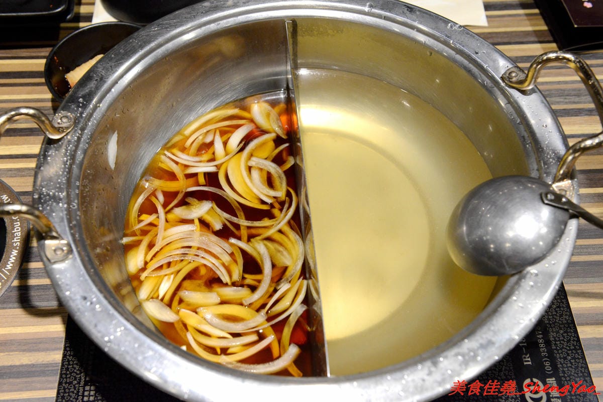 [基隆中正]魯山人和風壽喜鍋物 – 基隆好吃的壽喜燒鍋物吃到飽,海鮮食材新鮮、肉類品質不錯,自助吧東西豐富,相對價位合理,晚上還可以看夜景,聚餐好地方。(已歇業)