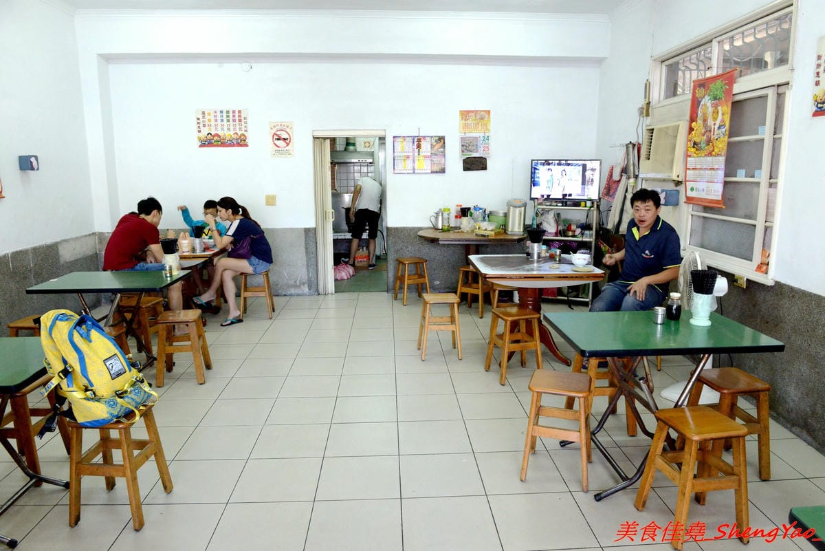 [基隆仁愛]稻香軒 – 基隆60年歷史麵店,充滿濃濃古早味的廣東麵,看似簡單卻是好吃無比,餛飩湯也是必點,加了榨菜的湯頭和現包餛飩,一碗才35元。