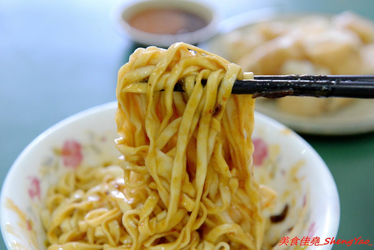 [基隆仁愛]稻香軒 – 基隆60年歷史麵店,充滿濃濃古早味的廣東麵,看似簡單卻是好吃無比,餛飩湯也是必點,加了榨菜的湯頭和現包餛飩,一碗才35元。