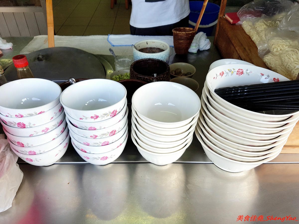 [基隆仁愛]稻香軒 – 基隆60年歷史麵店,充滿濃濃古早味的廣東麵,看似簡單卻是好吃無比,餛飩湯也是必點,加了榨菜的湯頭和現包餛飩,一碗才35元。