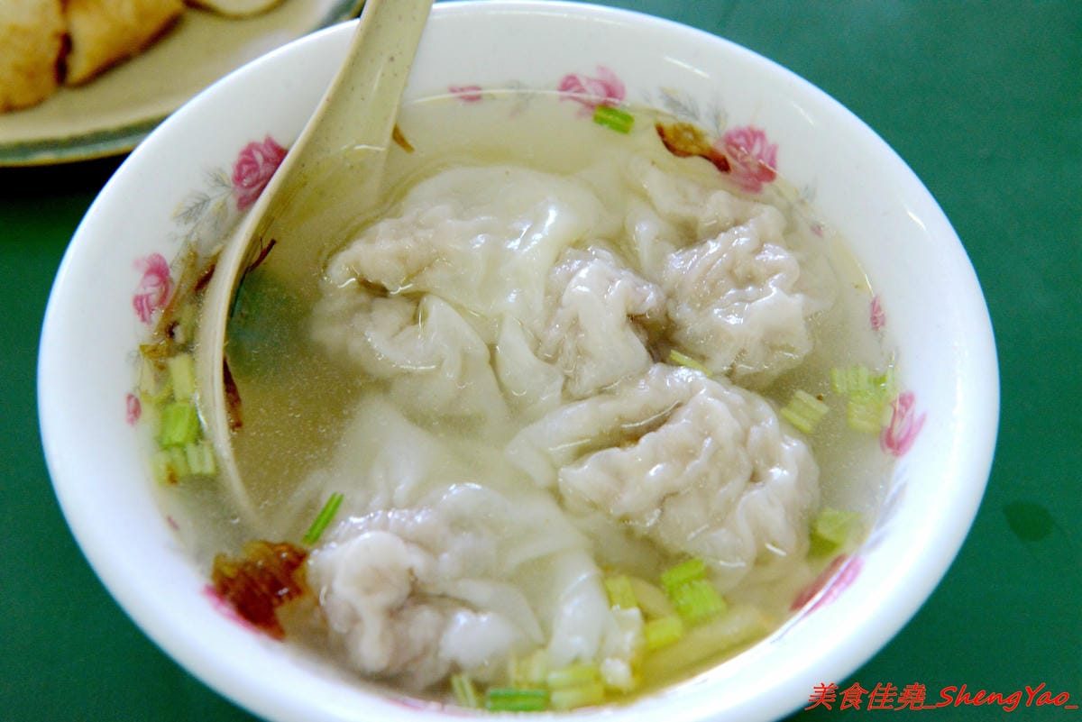 [基隆仁愛]稻香軒 – 基隆60年歷史麵店,充滿濃濃古早味的廣東麵,看似簡單卻是好吃無比,餛飩湯也是必點,加了榨菜的湯頭和現包餛飩,一碗才35元。