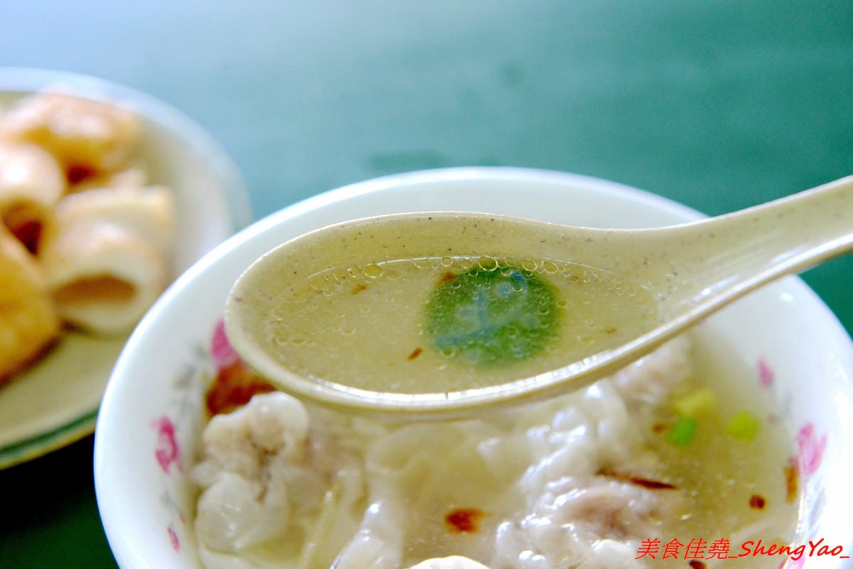 [基隆仁愛]稻香軒 – 基隆60年歷史麵店,充滿濃濃古早味的廣東麵,看似簡單卻是好吃無比,餛飩湯也是必點,加了榨菜的湯頭和現包餛飩,一碗才35元。