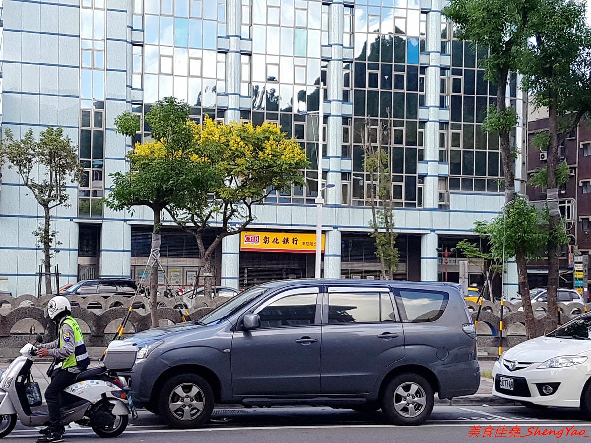 [基隆仁愛]稻香軒 – 基隆60年歷史麵店,充滿濃濃古早味的廣東麵,看似簡單卻是好吃無比,餛飩湯也是必點,加了榨菜的湯頭和現包餛飩,一碗才35元。