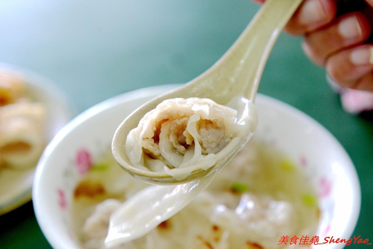 [基隆仁愛]稻香軒 – 基隆60年歷史麵店,充滿濃濃古早味的廣東麵,看似簡單卻是好吃無比,餛飩湯也是必點,加了榨菜的湯頭和現包餛飩,一碗才35元。