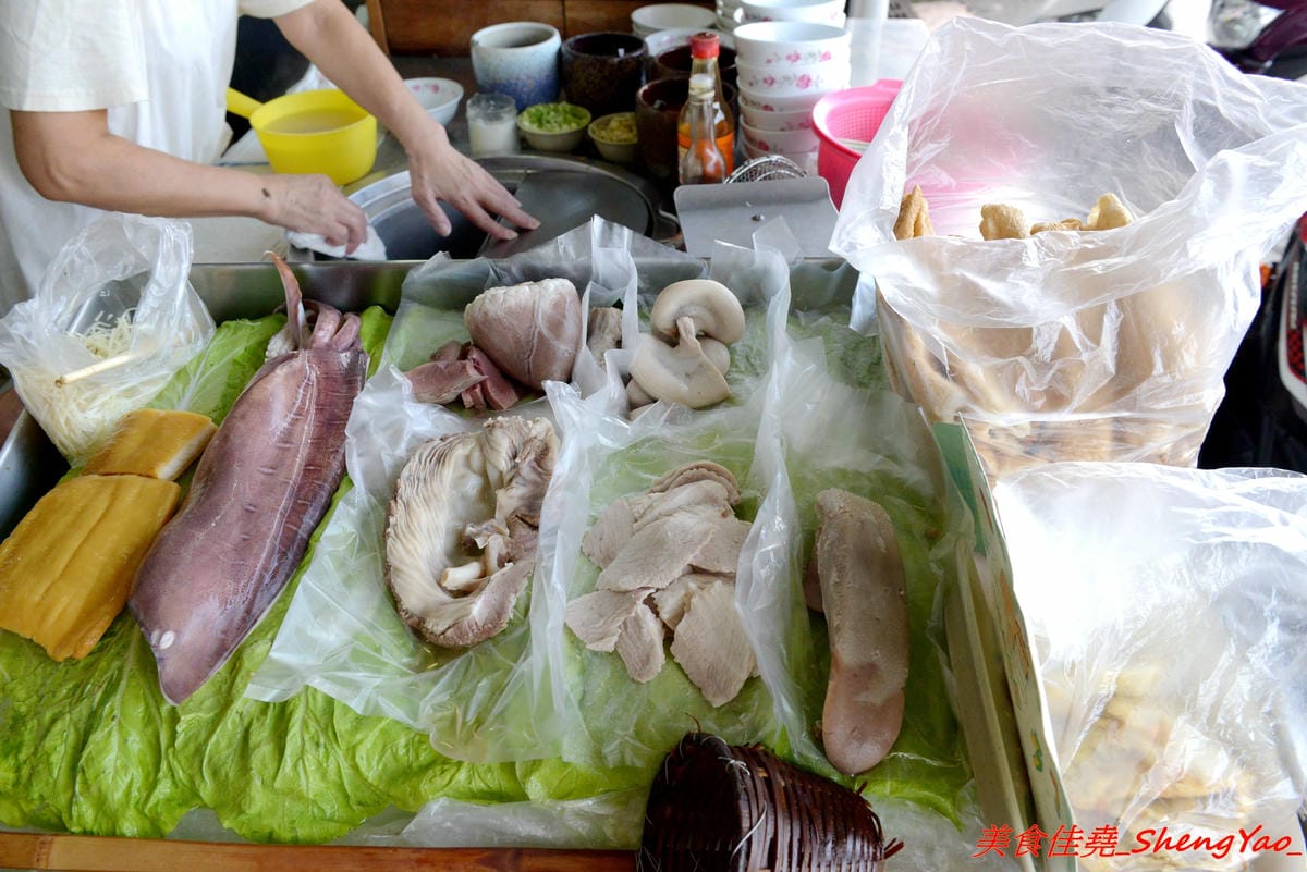 [基隆仁愛]稻香軒 – 基隆60年歷史麵店,充滿濃濃古早味的廣東麵,看似簡單卻是好吃無比,餛飩湯也是必點,加了榨菜的湯頭和現包餛飩,一碗才35元。