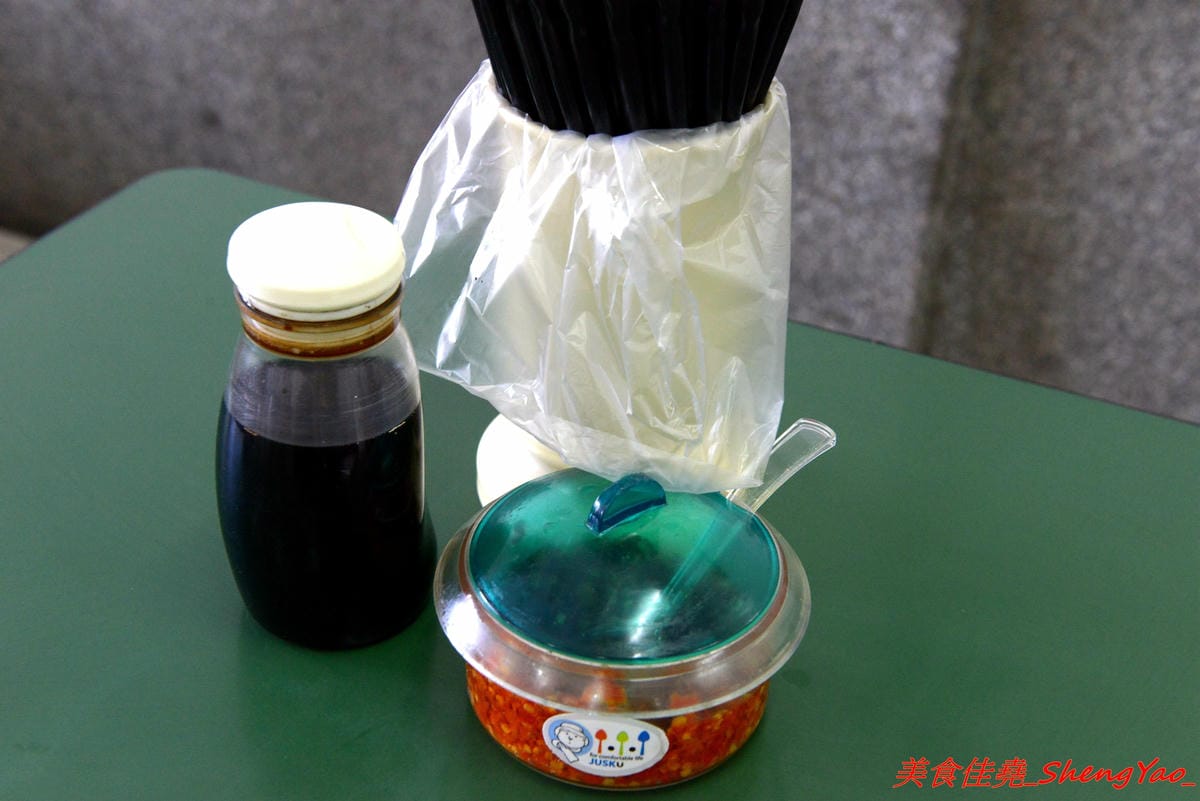 [基隆仁愛]稻香軒 – 基隆60年歷史麵店,充滿濃濃古早味的廣東麵,看似簡單卻是好吃無比,餛飩湯也是必點,加了榨菜的湯頭和現包餛飩,一碗才35元。