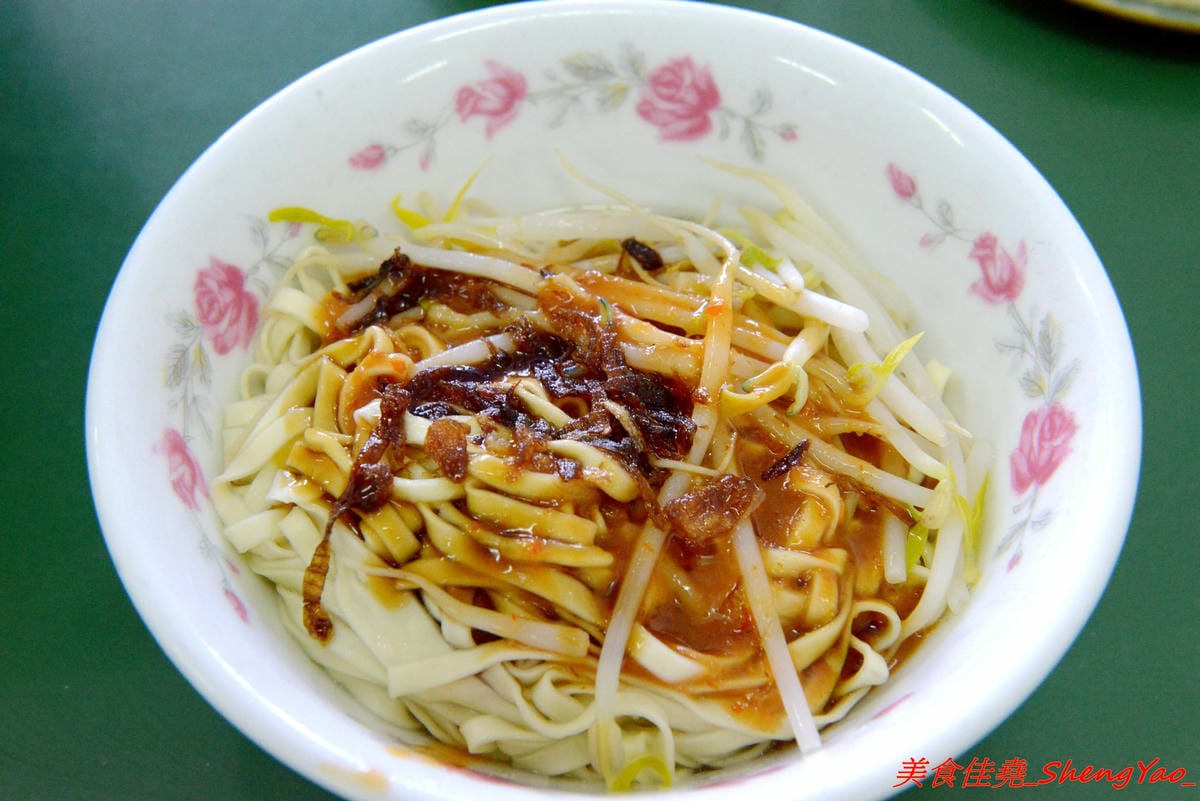 [基隆仁愛]稻香軒 – 基隆60年歷史麵店,充滿濃濃古早味的廣東麵,看似簡單卻是好吃無比,餛飩湯也是必點,加了榨菜的湯頭和現包餛飩,一碗才35元。