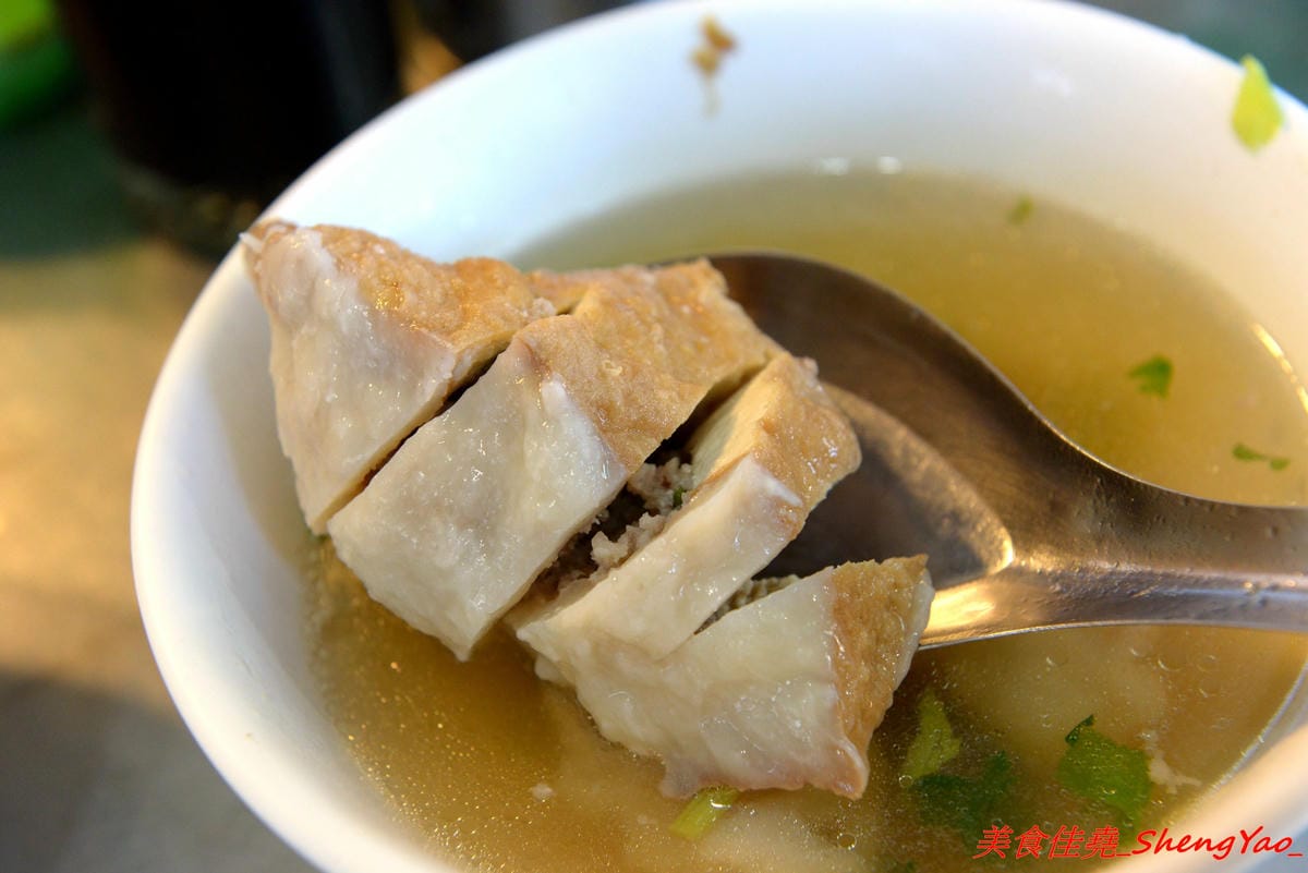 [基隆仁愛]劉銘傳路路口豆干包 & 白磚厝黑糖白粉圓 – 外地幾乎吃不到,劉銘傳路上的基隆特色美食,60年歷史的豆干包/炒麵炒米粉、古早味香蕉味黑糖白粉圓。