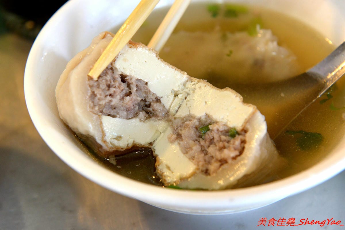 [基隆仁愛]劉銘傳路路口豆干包 & 白磚厝黑糖白粉圓 – 外地幾乎吃不到,劉銘傳路上的基隆特色美食,60年歷史的豆干包/炒麵炒米粉、古早味香蕉味黑糖白粉圓。
