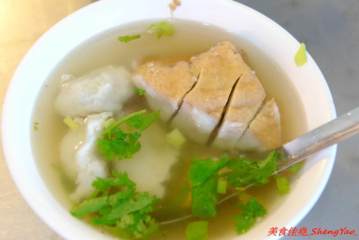 [基隆仁愛]劉銘傳路路口豆干包 & 白磚厝黑糖白粉圓 – 外地幾乎吃不到,劉銘傳路上的基隆特色美食,60年歷史的豆干包/炒麵炒米粉、古早味香蕉味黑糖白粉圓。