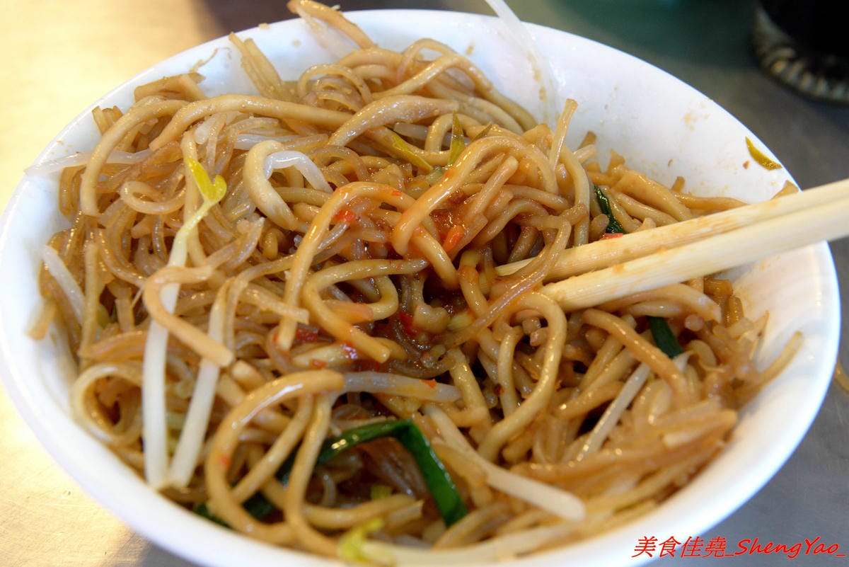 [基隆仁愛]劉銘傳路路口豆干包 & 白磚厝黑糖白粉圓 – 外地幾乎吃不到,劉銘傳路上的基隆特色美食,60年歷史的豆干包/炒麵炒米粉、古早味香蕉味黑糖白粉圓。